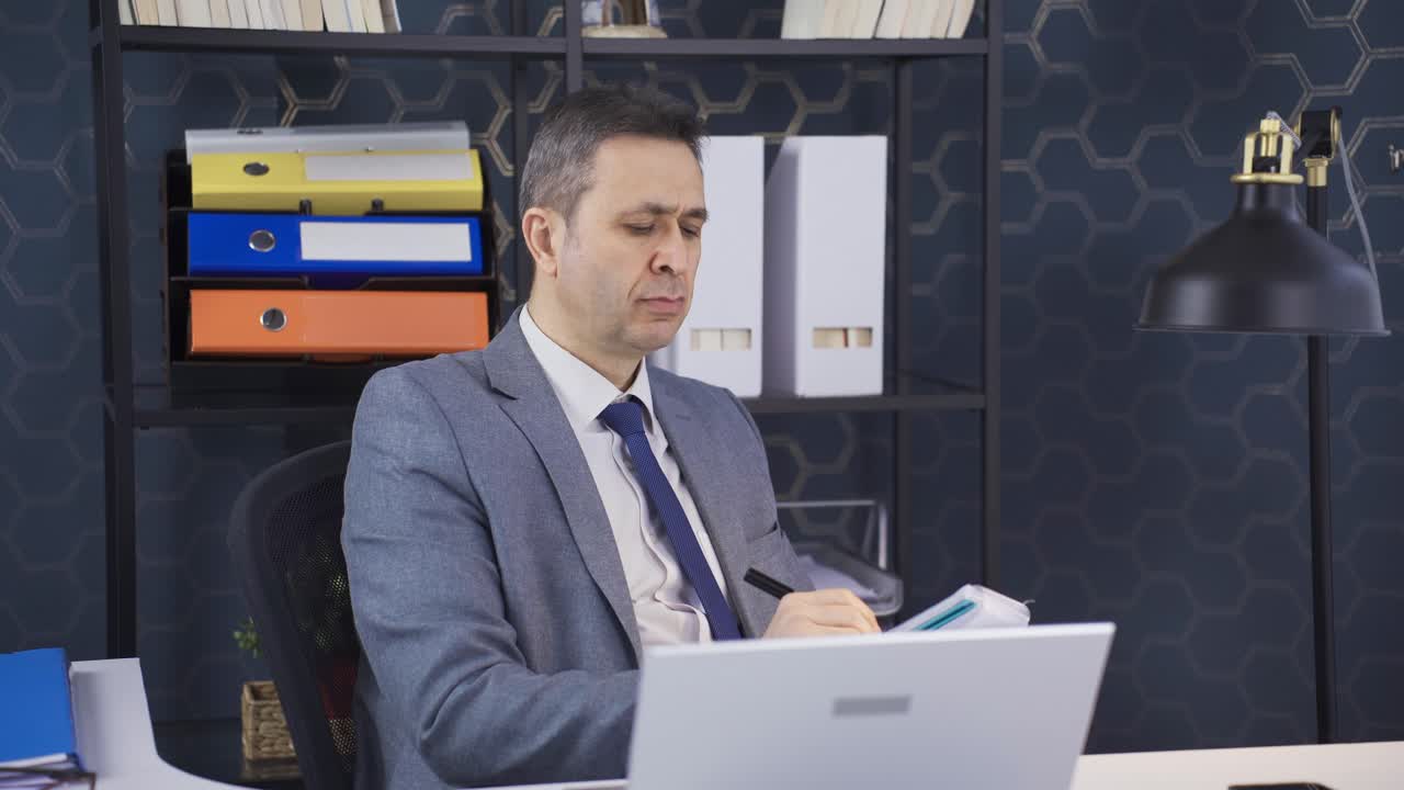 Empresario anotando sus ideas y proyectos creativos. Un empresario reflexivo tomando notas.