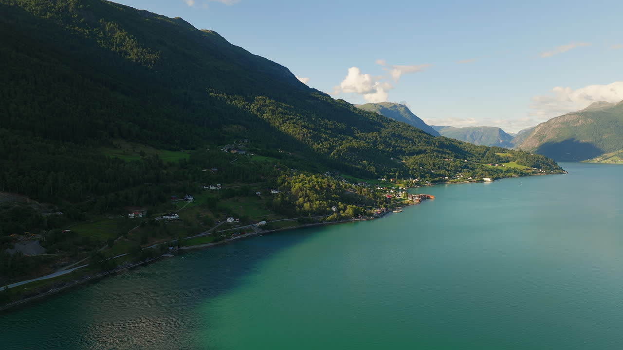 pueblo costero de luster y lustrafjord durante el verano en el condado de vestland, noruega