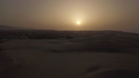 Escena-Aérea-De-Dunas-De-Arena-Al-Atardecer