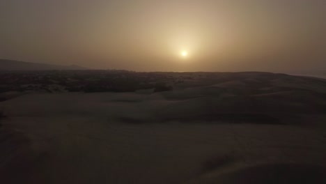 escena aérea de las dunas de arena al atardecer