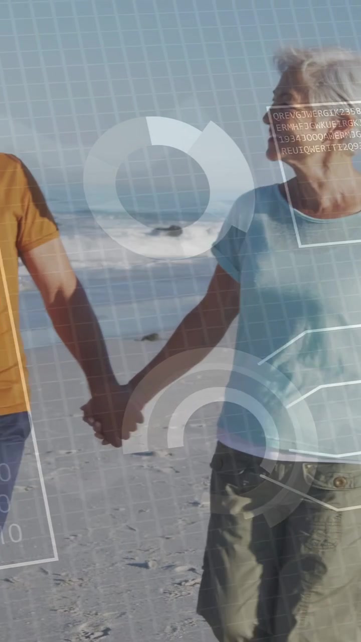 Video verticale: Coppia che cammina mano nella mano sulla spiaggia mentre la telecamera si allarga, HUD 01 si espande per la tecnologia.