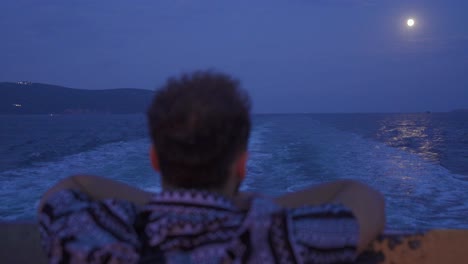 viaje por el mar por la noche.