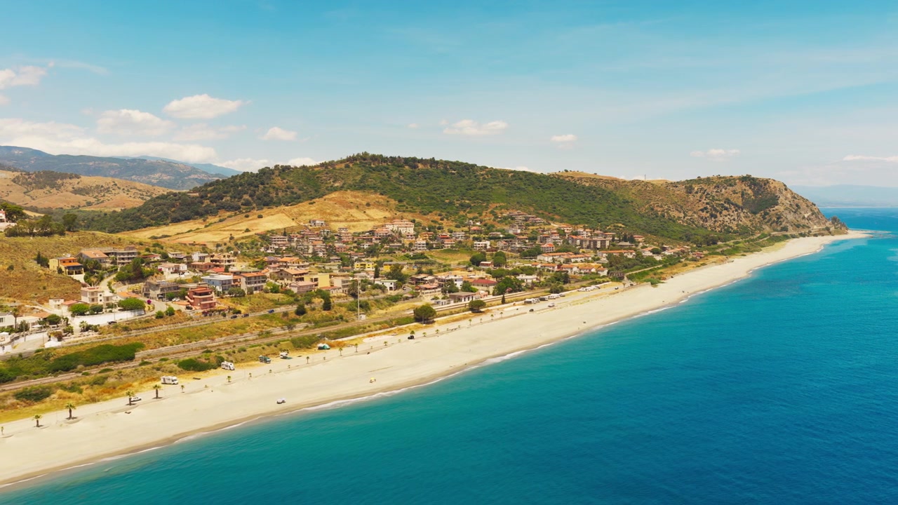 Pemandangan Udara Indah Kota Pesisir dan Pantai Berpasir