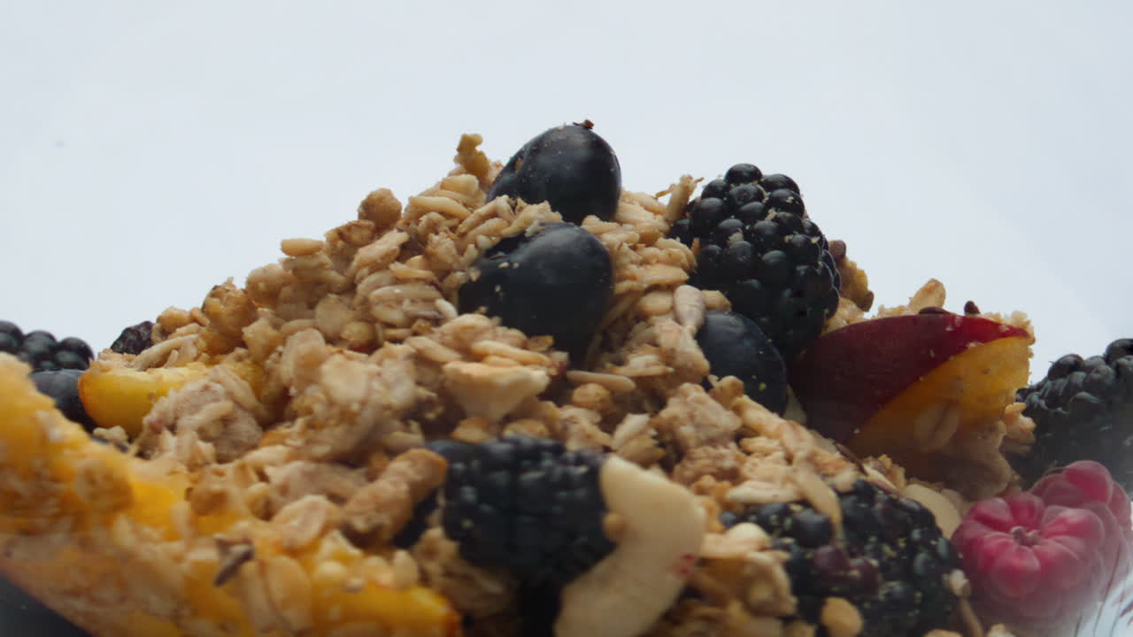 Oatmeal lezat dengan buah beri segar di latar belakang abu-abu, tampilan jarak dekat. Sarapan sehat.