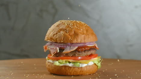 semilla de sésamo blanca cayendo en un pan en cámara lenta. pan con sésamo para hacer hamburguesa