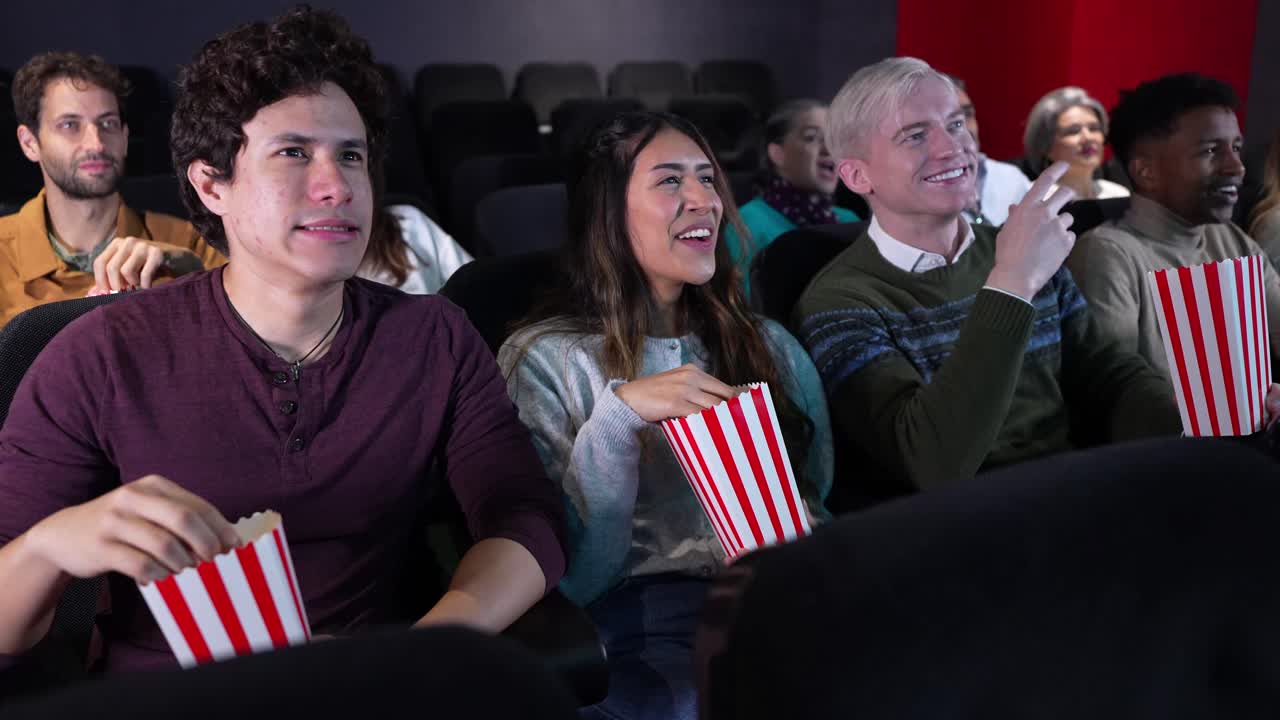 Persone che si godono un film al cinema con popcorn