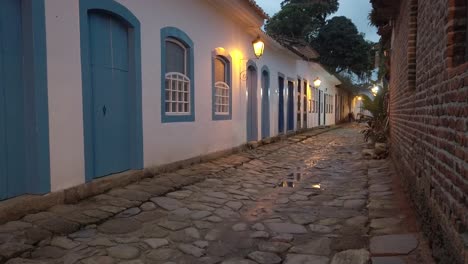 caminando en una aldea de piedra en una ciudad colonial en brasil