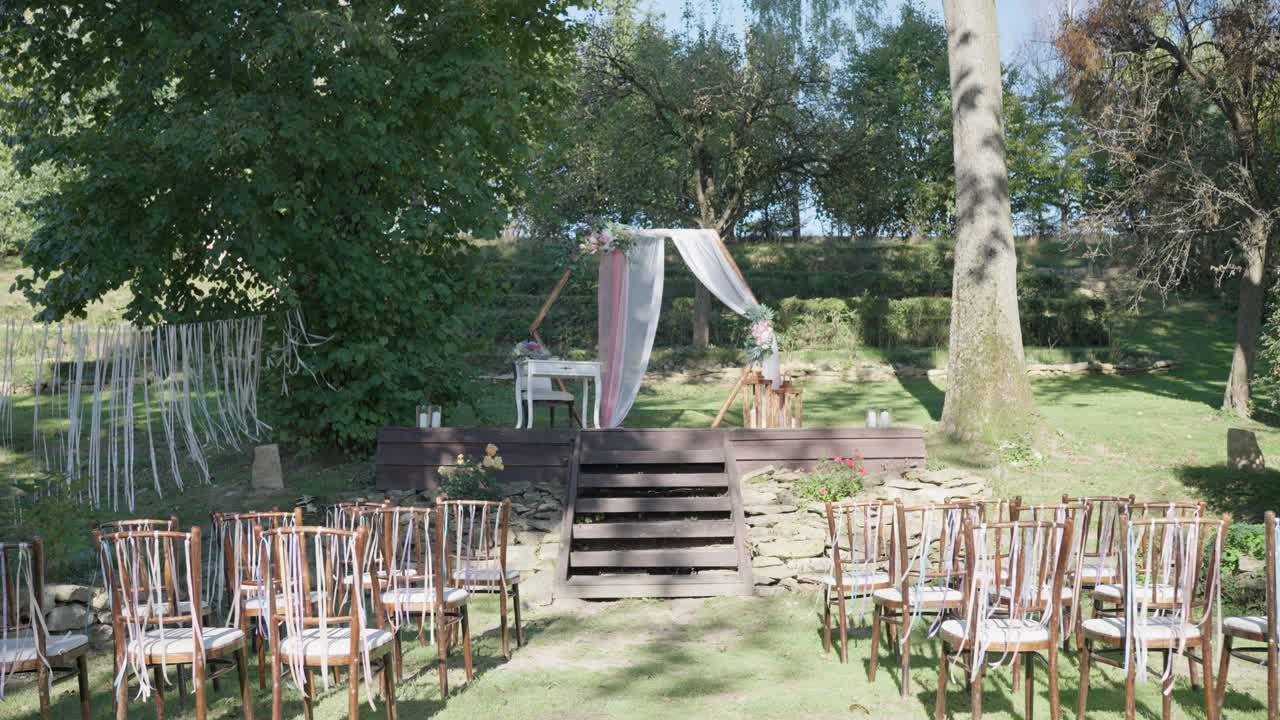Arriving at the outdoor wedding altar and the slavor gate. Prepared for the ceremony