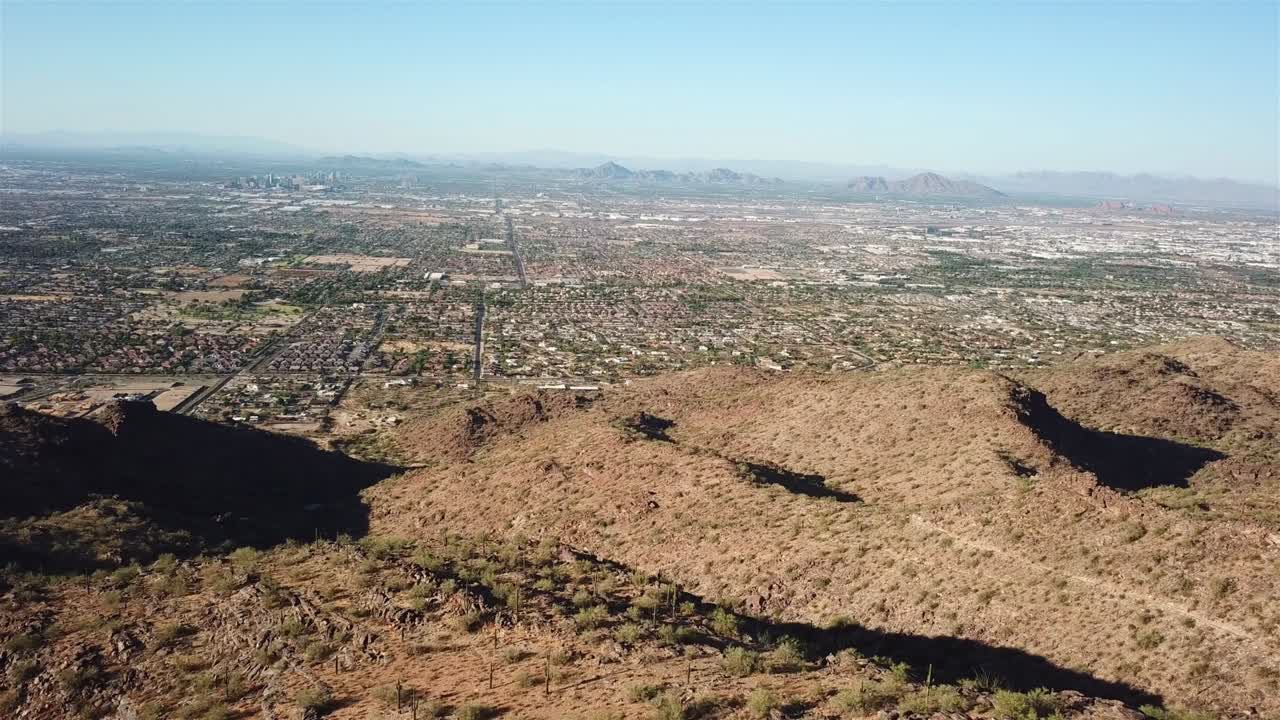 imágenes aéreas sobre el paisaje de phoenix desde la vista de la alta montaña