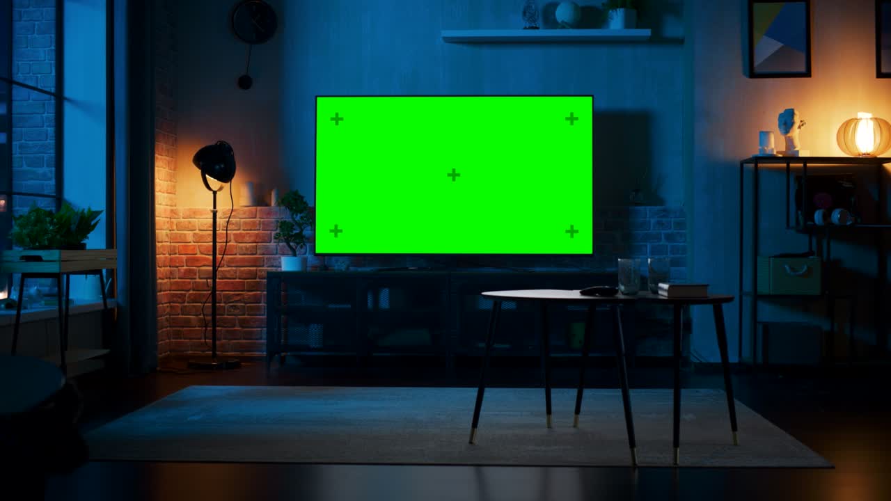 초록색 스크린 모형 디스플레이를 가진 tv 세트와 함께 스타일리시 로프트 아파트 인테리어, 텔레비전 스탠드에 서있는 빈 거실, 모니터에 크로마 키 플레이스홀더, 야간 에서.