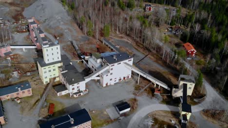 Imágenes-De-Drones-De-Una-Instalación-Minera-Abandonada-En-El-Centro-De-Suecia