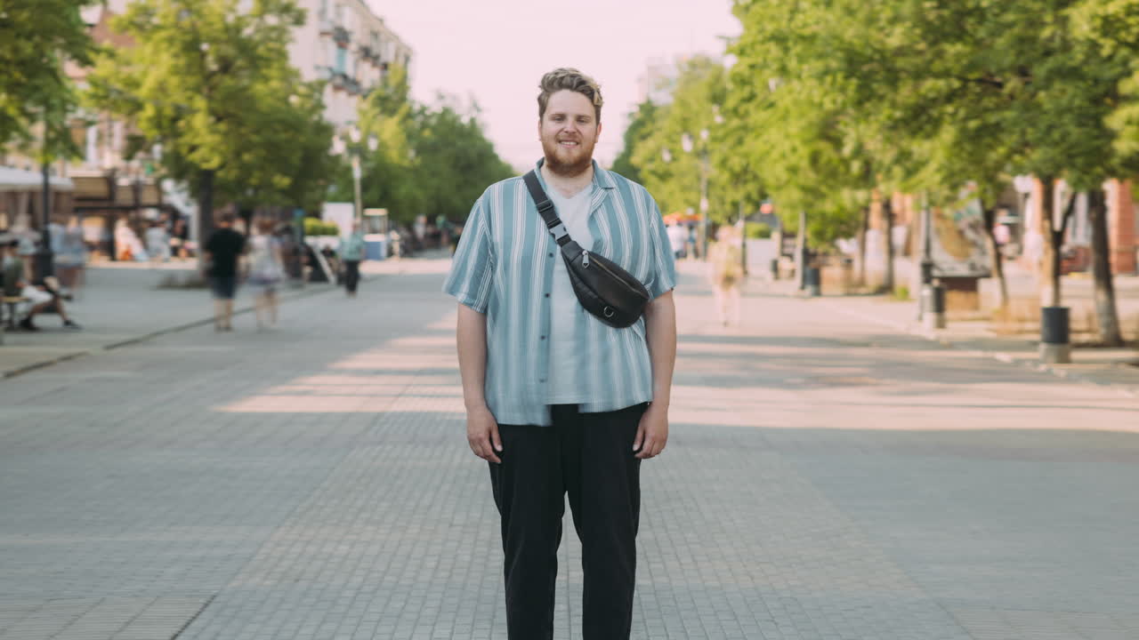 Uomo in piedi sulla strada della città