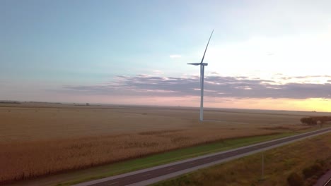 Windmühlenturbinen-Drehen-Sich-Und-Erzeugen-Grünen,-Erneuerbaren,-Sauberen-Strom-Mit-Netto-Null-Treibhausgas-CO2-Fußabdruckemissionen,-Um-Den-Klimawandel-In-Weizenfeldern-Von-Nebraska-Zu-Reduzieren-Stockvideo-Nr.-14