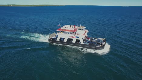 The-Washington-Island-Car-Ferry-crosses-the-Porte