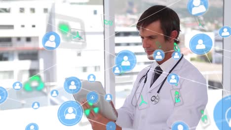 iconos de perfil que se conectan con líneas, iconos de aplicación flotantes sobre el médico caucásico que utiliza la tableta