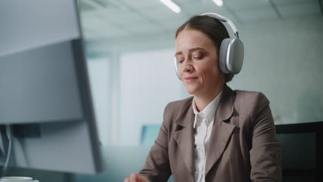 woman working on computer in office