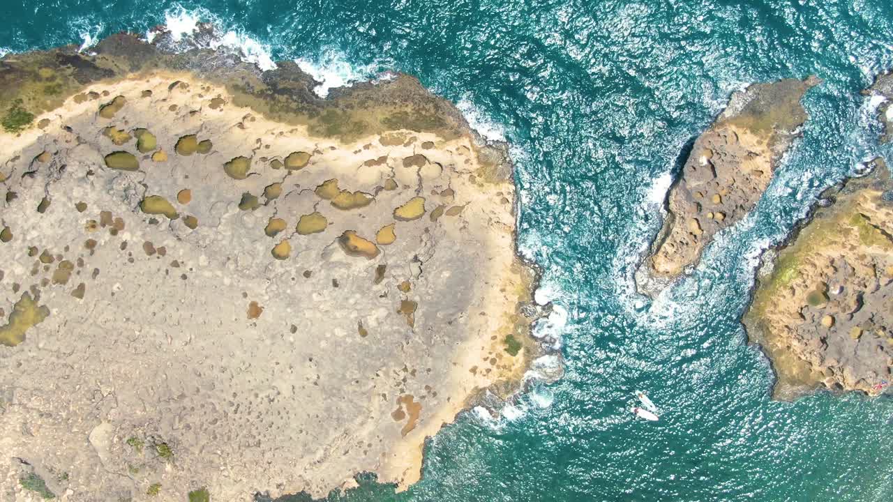 aérea de arriba hacia abajo de formaciones rocosas y agua de mar turquesa, puerto rico