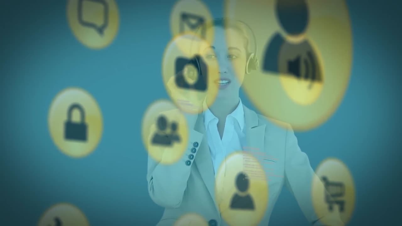 анимация обработки данных с иконами над белой женщиной, работающей в колл-центре.