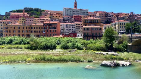 Ciudad-Turística-De-Ventimiglia-Con-Río-Roya-Y-Puente-De-Carretera-En-Imperia,-Italia