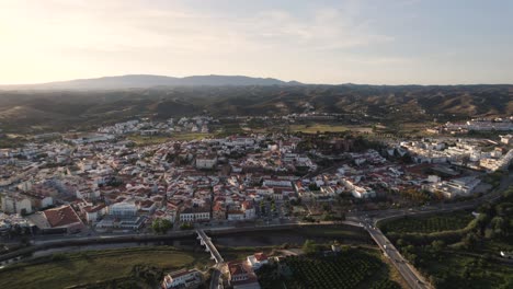 Antena-Giratoria-Sobre-La-Ciudad-De-Silves-Y-El-Cercano-Río-Arade