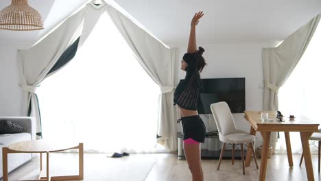 mujer estirándose en casa