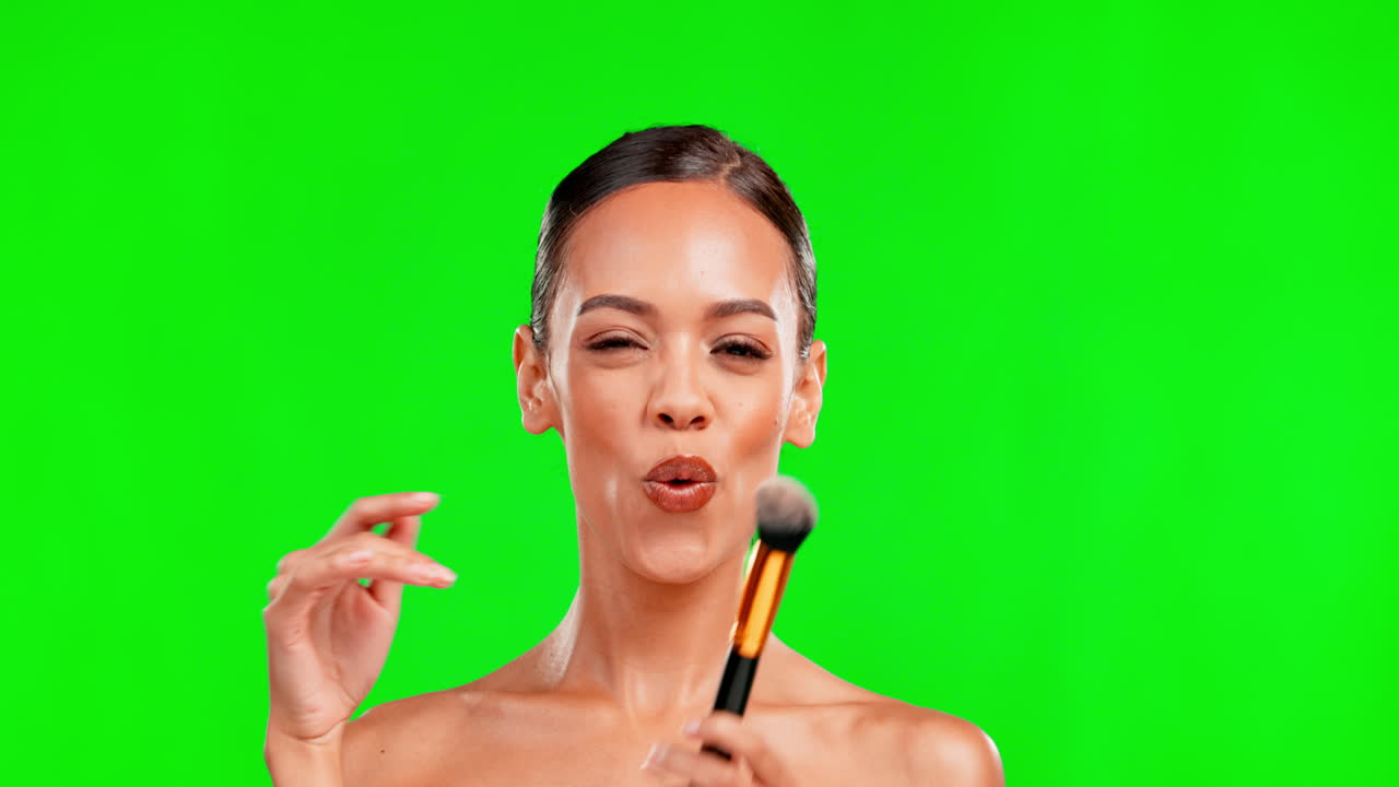 mujer feliz, belleza y pincel de maquillaje en verde