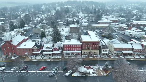 ciudad después de las nevadas frescas en invierno
