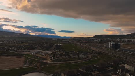 Lehi,-Utah-Por-El-Campo-De-Golf-De-Thanksgiving-Point-Al-Atardecer---Lapso-De-Tiempo-De-Hiperlapso-De-Movimiento-Aéreo