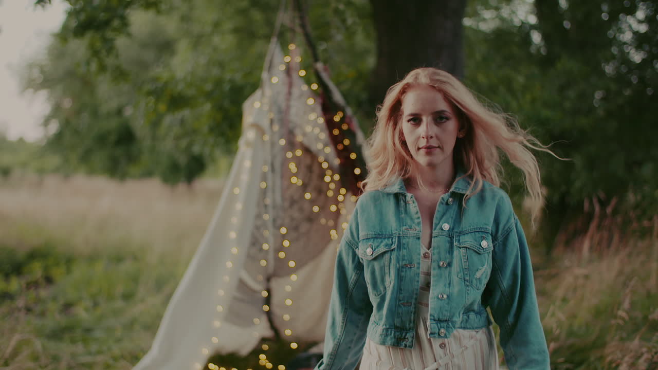 hermosa mujer rubia sonriente caminando y mirando a la cámara 6