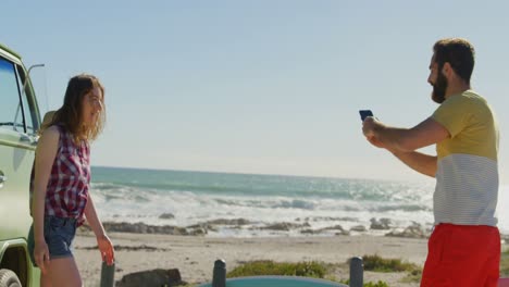 Glücklicher-Junger-Mann,-Der-Auf-Das-Foto-Einer-Frau-Auf-Dem-Mobiltelefon-4k-Klickt-Und-Es-überprüft