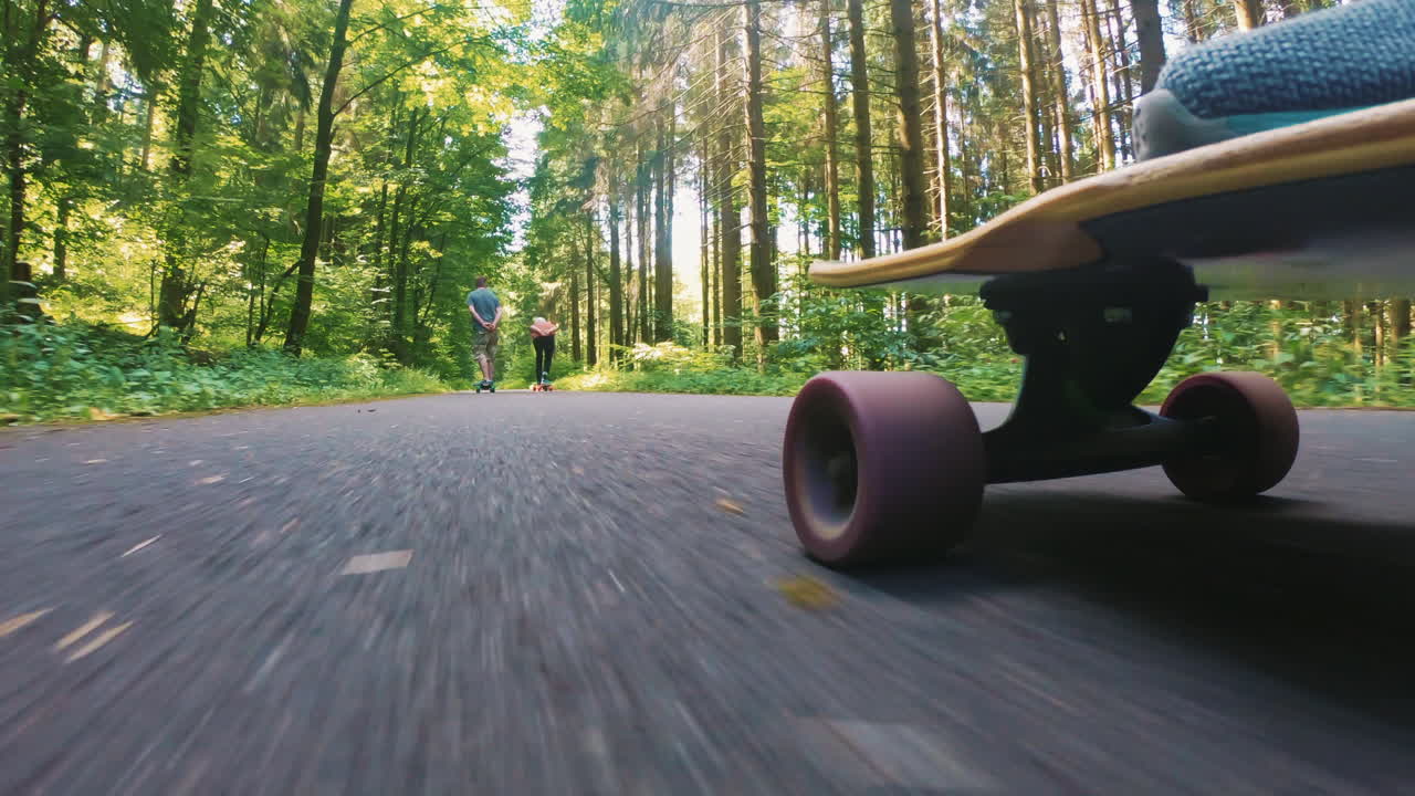 흰색 높은 양말을 신고 롱보드를 타는 남성 사람