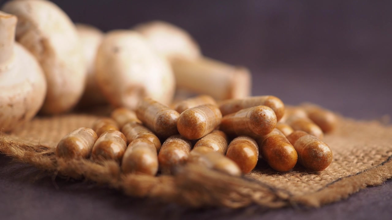 Capsule di estratto di funghi su tessuto di iuta