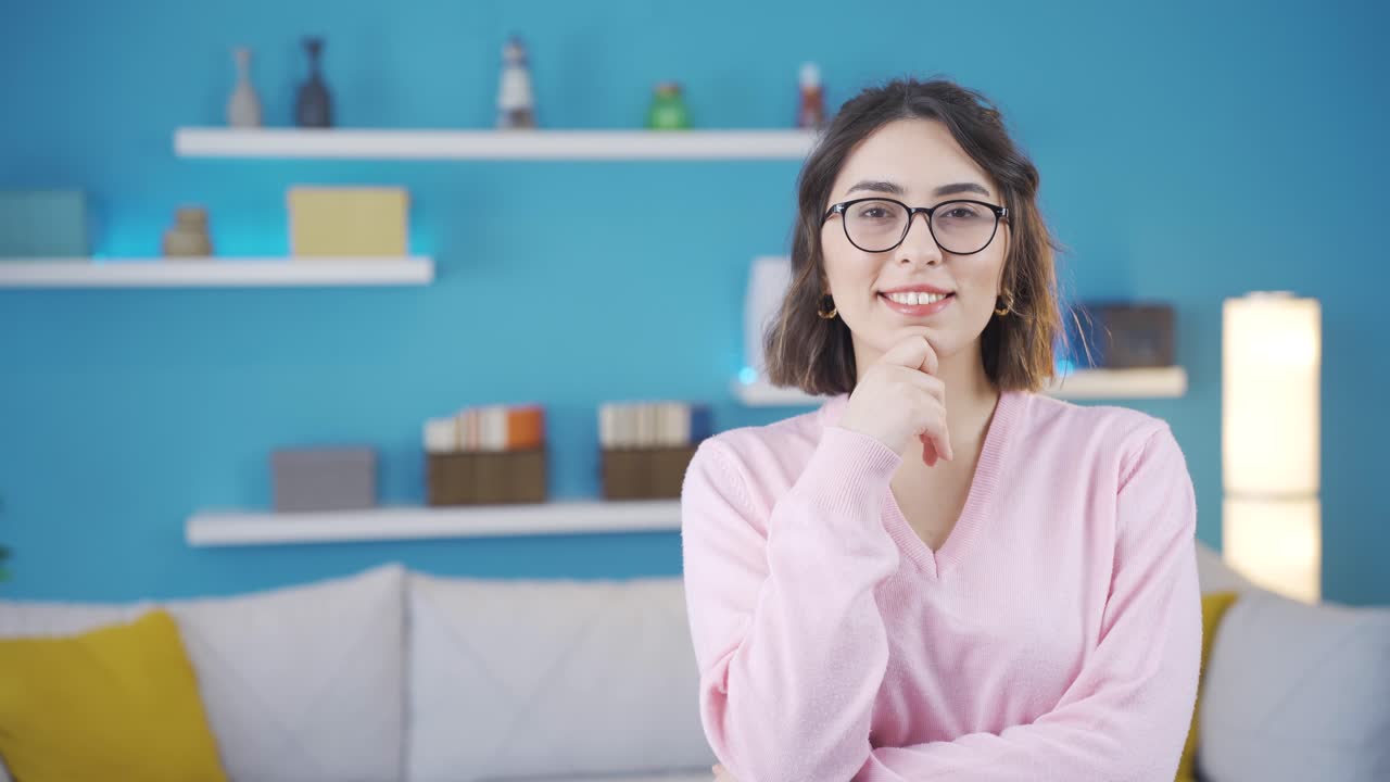 una joven feliz mostrando las buenas nuevas con el dedo al lado.