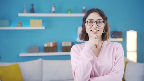 una joven feliz mostrando las buenas nuevas con el dedo al lado.