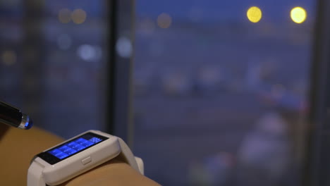 Frau-Tippt-Telefonnummer-Auf-Smartwatch