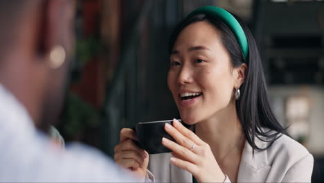 友人とコーヒーを楽しんでいる女性