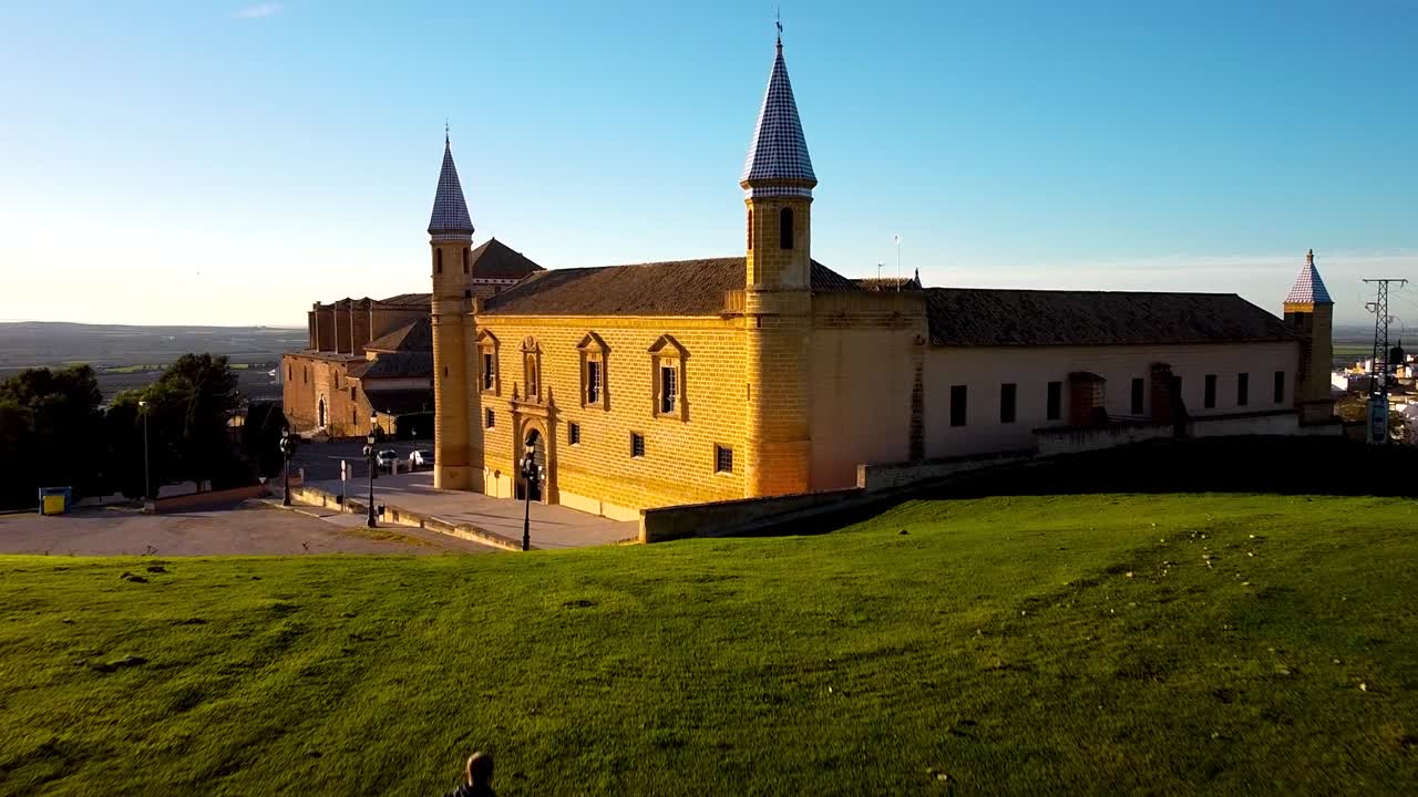 조깅하는 사람의 공중 돌리와 세비야 오수나 대학의 정면을 배경으로