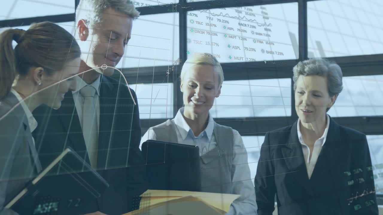 animazione dell'elaborazione dei dati finanziari su diversi uomini d'affari in ufficio