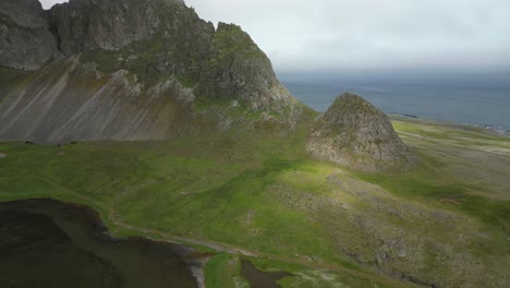 Dämmerungsstrahl-Traf-Den-Fuß-Eines-Surrealen-Berges-In-Der-Nähe-Des-Ozeans