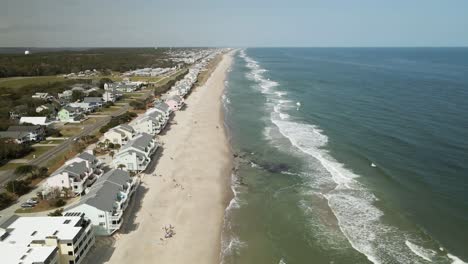 Hermosa-Vista-Aérea-Escénica-Volando-Sobre-Kure-Beach-Carolina-Del-Norte