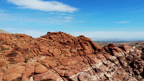 Drohnen-Push-In-In-Richtung-Red-Rock-Canyon-Mit-Einzigartiger-Geologie,-Mojave-Wüste