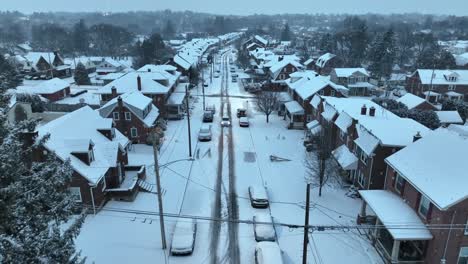 Ráfagas-De-Nieve-Sobre-La-Calle-Nevada-De-Un-Pequeño-Pueblo-De-EE.UU.-Durante-El-Invierno