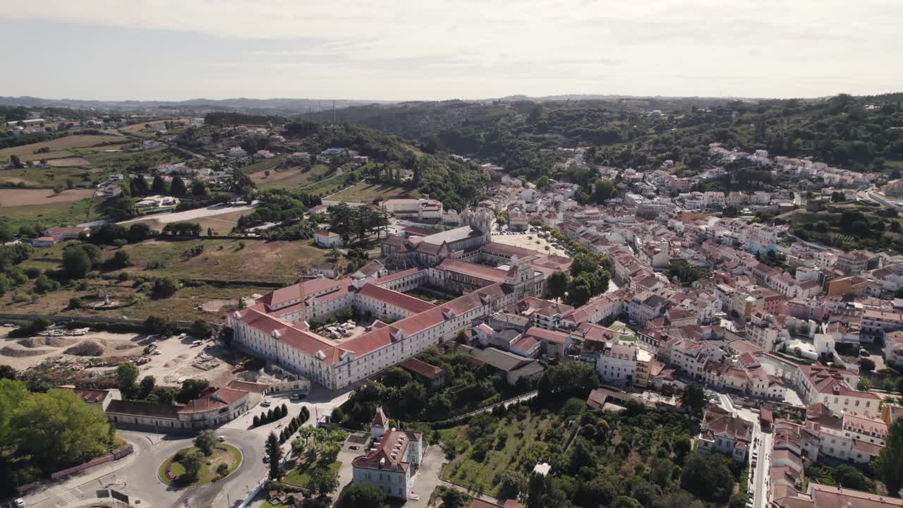 dolly antena desde el magnífico edificio monástico, monasterio de santa maria d'alcobaça