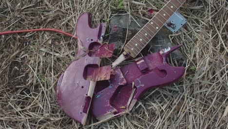 guitarra eléctrica rota en el suelo