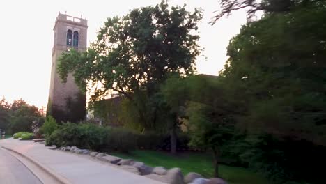 pasando por la torre del carillón en el campus de la universidad de wisconsin- madison al atardecer