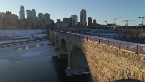 Vista-Aérea-Del-Puente-De-Arco-De-Piedra-En-Minneapolis,-Mn-Durante-La-Tarde-De-Invierno-De-La-Hora-Dorada