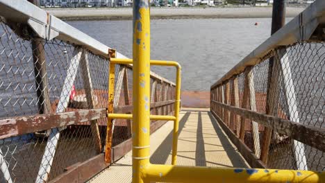 barandillas pintadas de amarillo en el malecón malecón pendiente que conduce a las tranquilas olas del mar dolly derecho