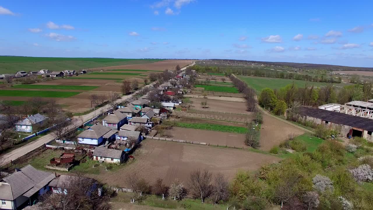 vista aérea de casas coloridas y naturaleza diversa