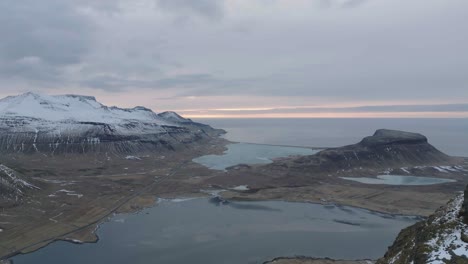 Luftaufnahme-Der-Malerischen-Küste-Westislands-An-Einem-Kalten-Wintertag,-Drohnenaufnahme