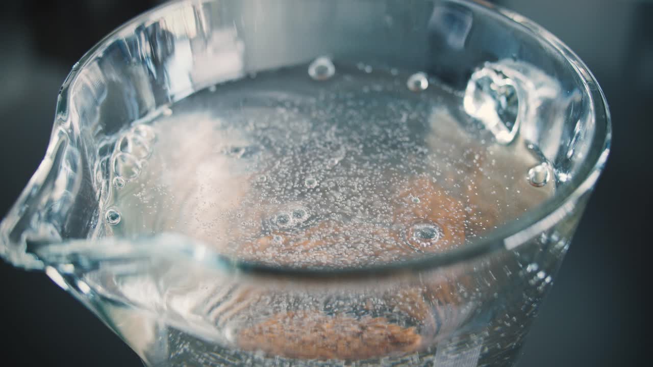 아이스티용 가루를 유리병에 넣고 저어줍니다.